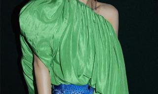 豹纹上衣配什么裤子